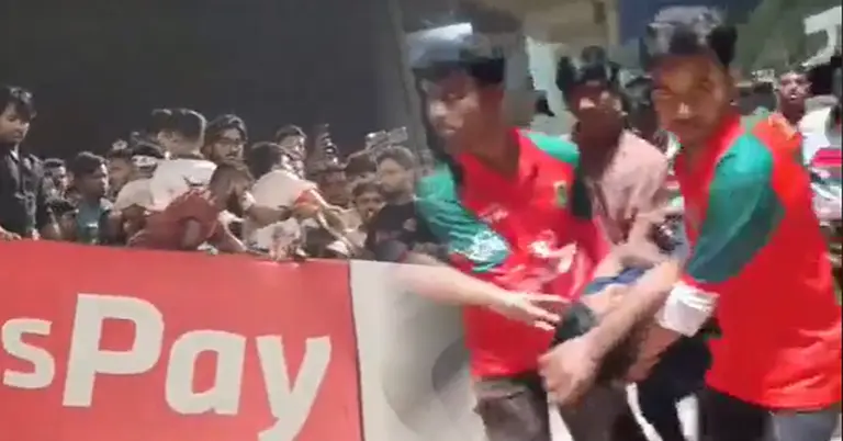 বাংলাদেশ ও ওয়েস্ট ইন্ডিজের ম্যাচে দর্শকদের মধ্যে দুপক্ষের সংঘর্ষে হতাহত